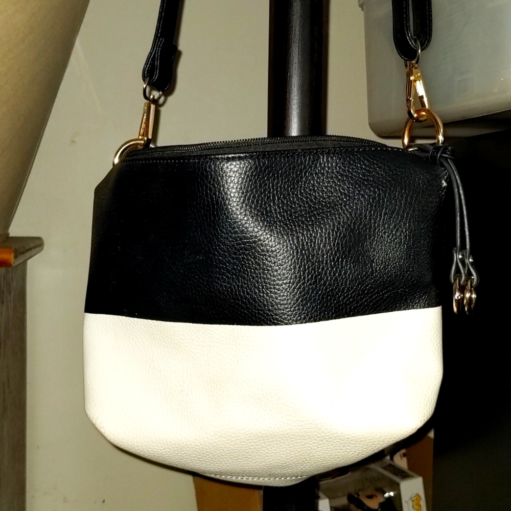 IM🖤 Black and white-shoulder bag/clutch. Charger inside!